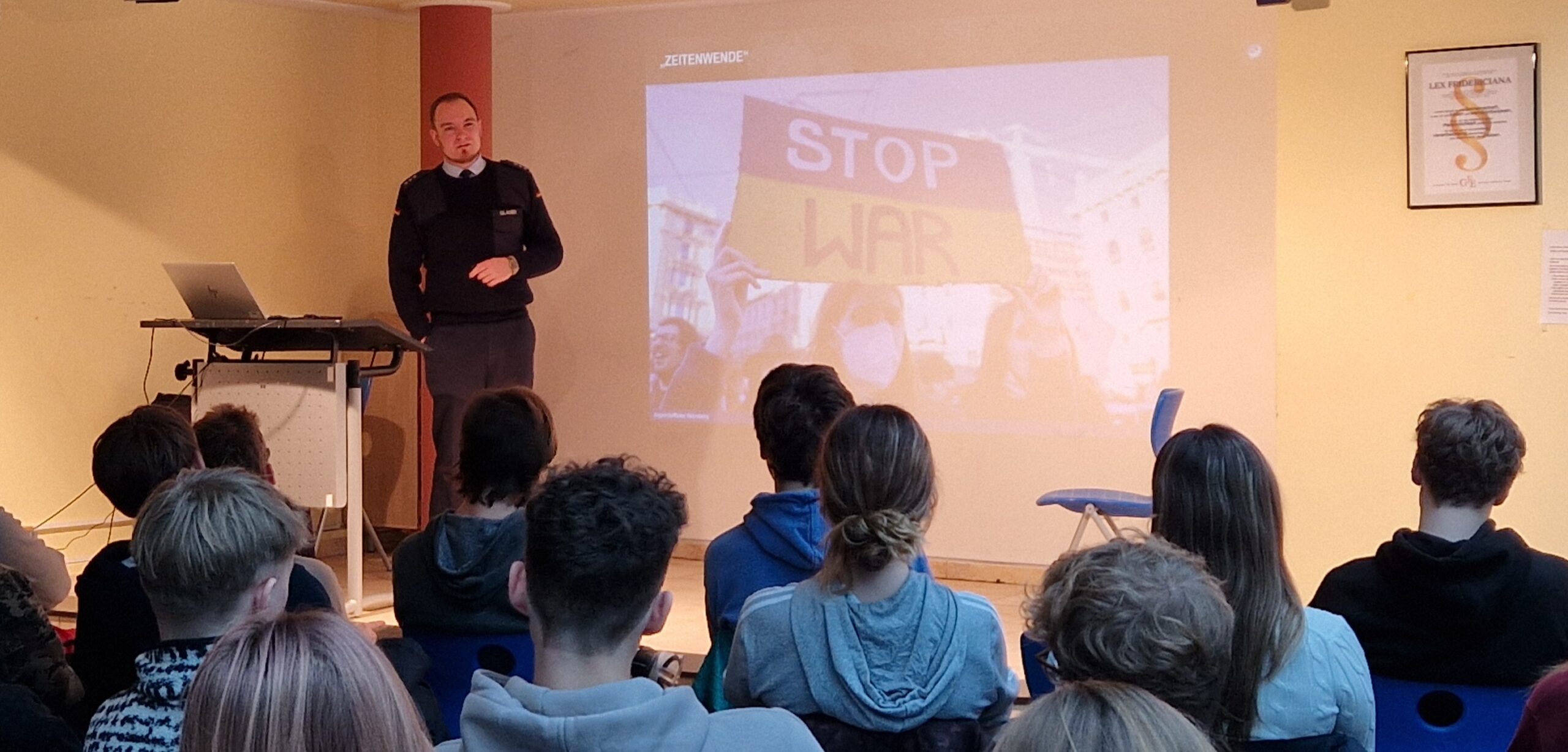 Du betrachtest gerade Vortrag des Jugendoffiziers der Bundeswehr am Frici