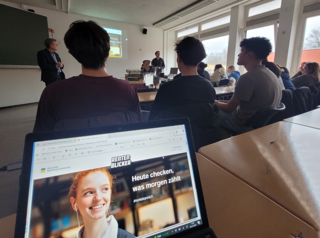 Mehr über den Artikel erfahren Zwei Rentenprofis zu Besuch – „Rentenblicker #rentekannich“ an unserer Schule